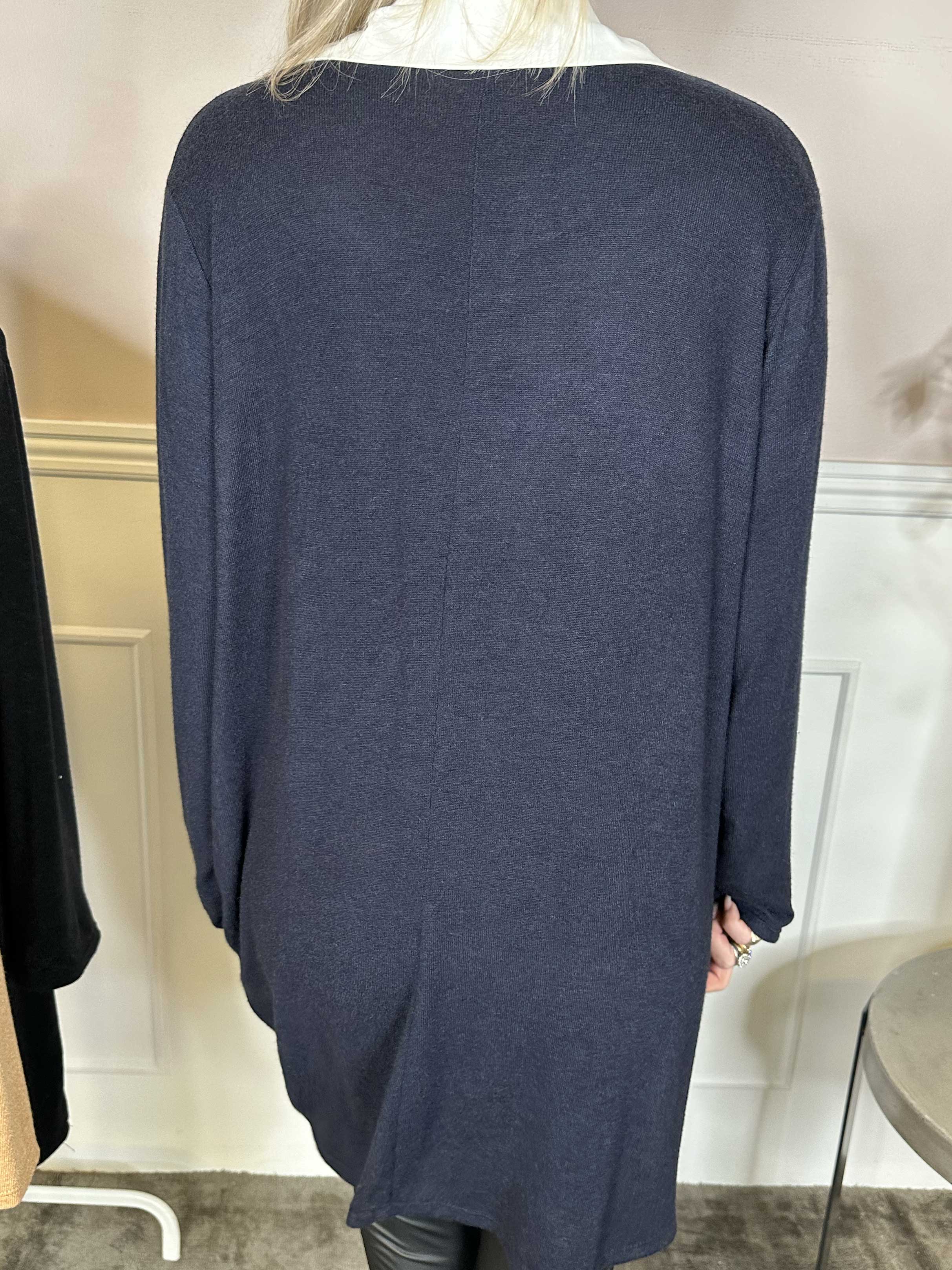 Clarita - Lång mjuk stickad blus med vit skjortkrage